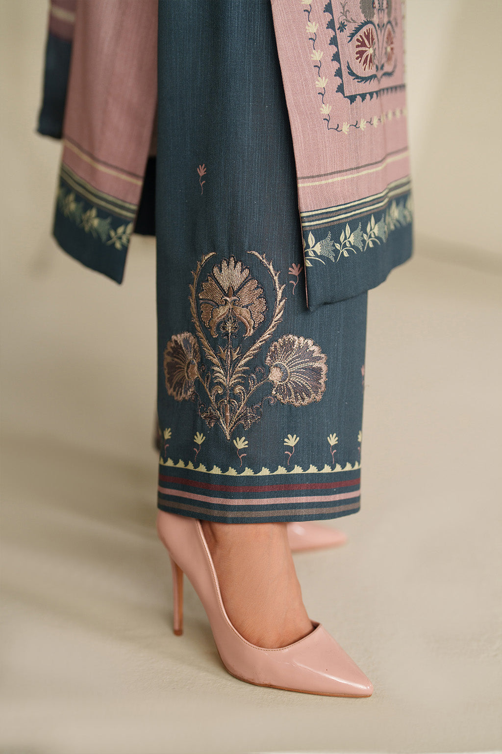 Iznik | Winter Chapter 25 | UE-569 Printed Khaddar - House Of Hania