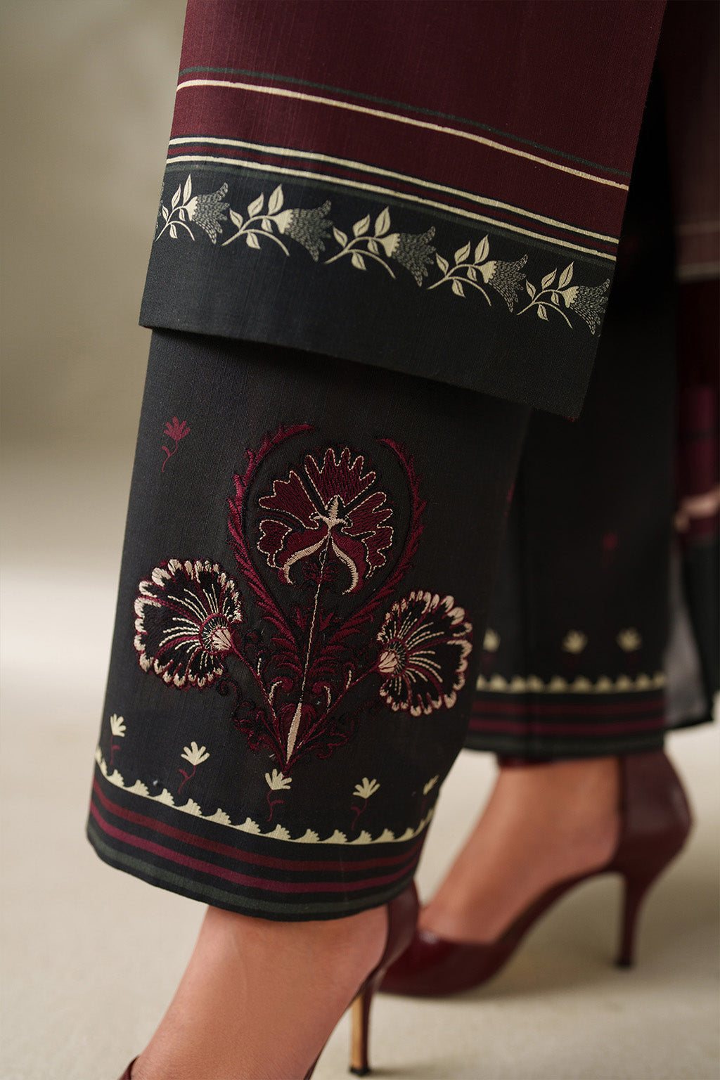 Iznik | Winter Chapter 25 | UE-570 Printed Khaddar - House Of Hania