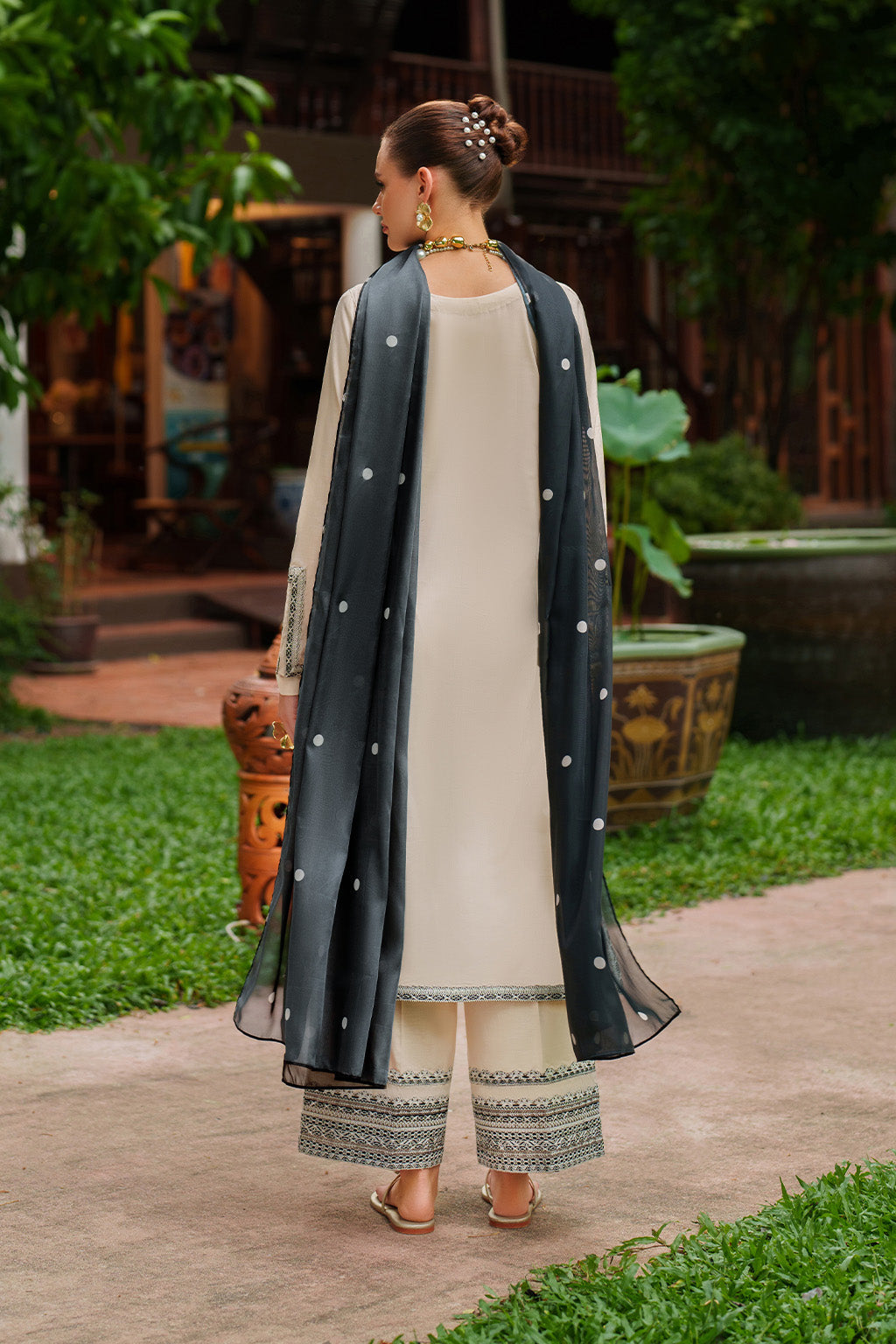 Iznik | lawn 26 | UE-515 - House Of Hania