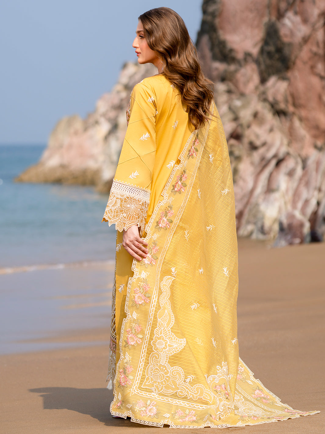 Mahnur | Sirena Luxury Lawn 25 | Dahlia - House Of Hania