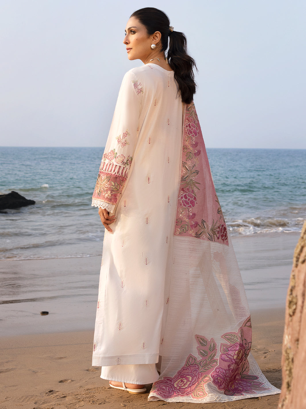 Mahnur | Sirena Luxury Lawn 25 | Magnolia - House Of Hania