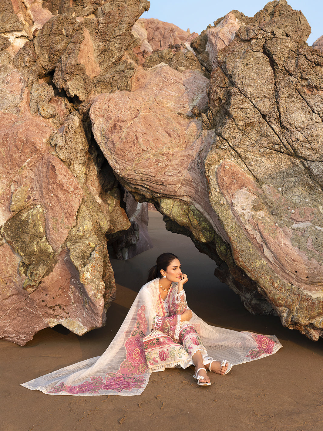 Mahnur | Sirena Luxury Lawn 25 | Magnolia - House Of Hania