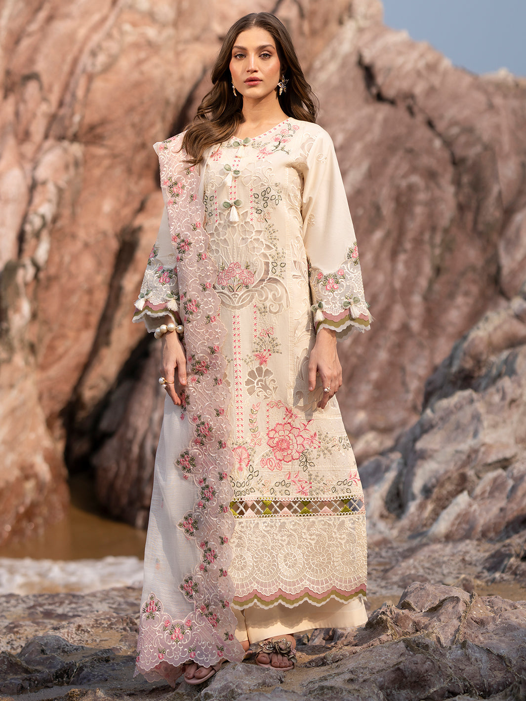 Mahnur | Sirena Luxury Lawn 25 | Wisteria - House Of Hania