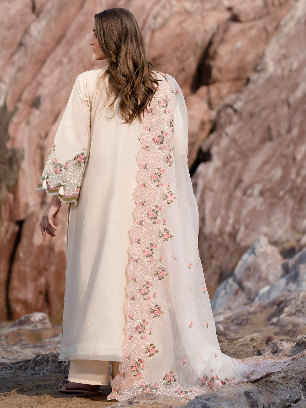 Mahnur | Sirena Luxury Lawn 25 | Wisteria - House Of Hania