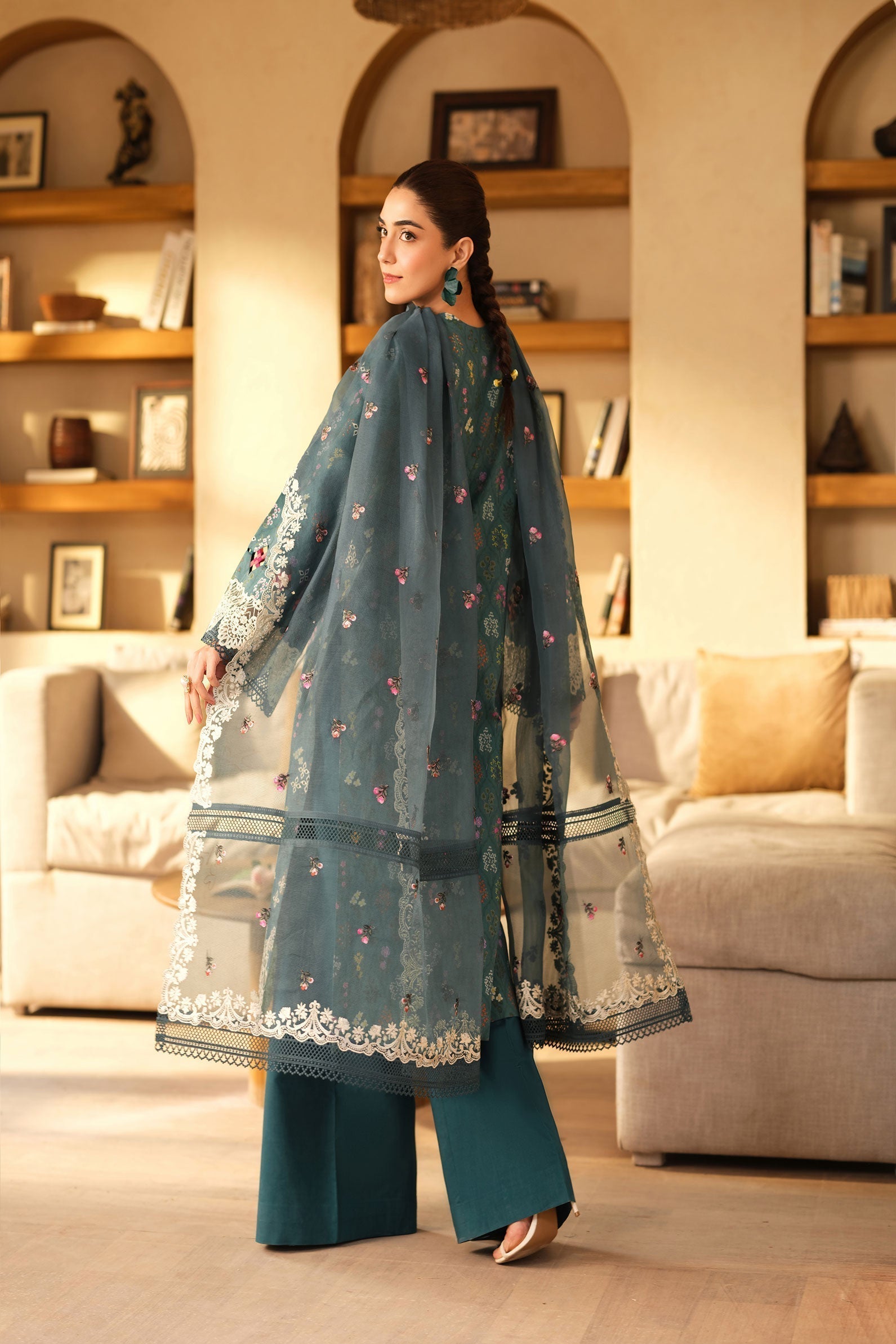 Maryam Hussain | Luxury Lawn 25 | Seashell - House Of Hania