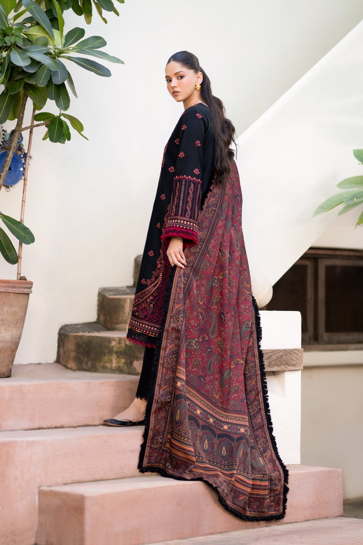 Xenia Formals | Dhoop Kinaray Winter Shawl 24 | SIYAH - House Of Hania