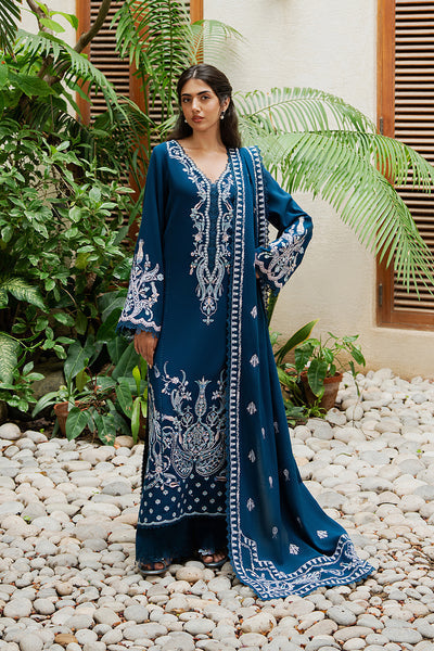 Model wearing Afrozeh Niora ivory long shirt & trousers